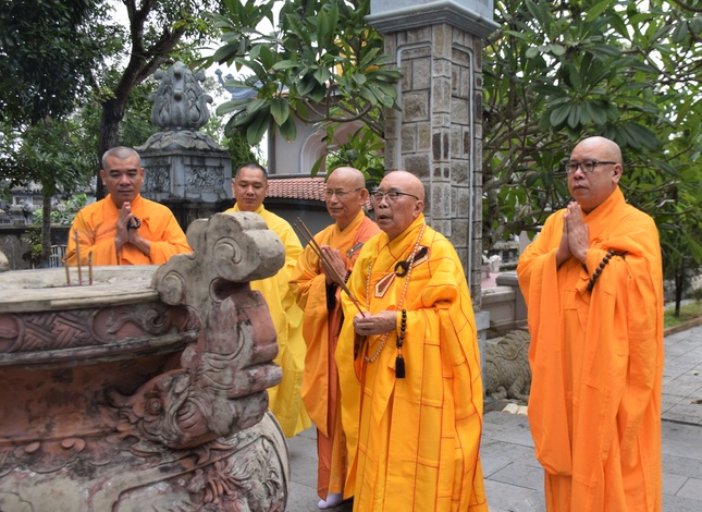 Chư tôn đức thắp hương tưởng niệm trước bảo tháp cố Hòa thượng