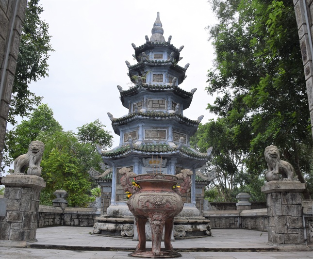 Bảo tháp cố Hòa thượng Thích Phước Châu trong khuôn viên tổ đình Sắc tứ Tịnh Quang