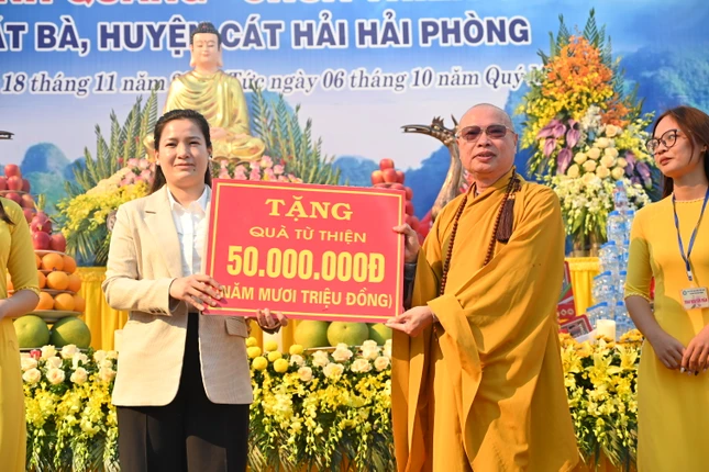 Hòa thượng Thích Thanh Giác thay mặt Ban Tổ chức trao quà từ thiện đến đại diện Thành đoàn - Hội Liên hiệp Thanh niên TP.Hải Phòng