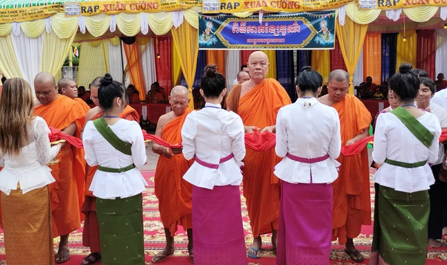 Cắt băng khánh thành trai đường