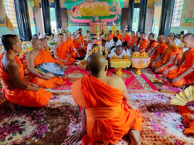 Các thí chủ tác bạch dâng y Kathina cúng dường chư Tăng