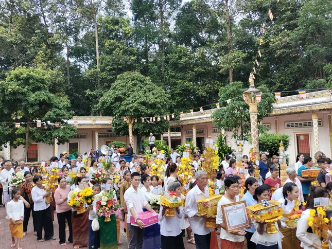 Phật tử đội y, mang tứ vật dụng nhiễu quanh chánh điện