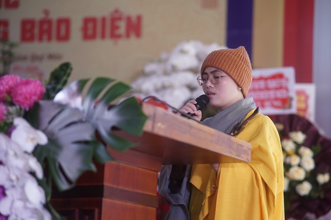 Sư cô Thích Nhật Minh báo cáo công trình xây dựng