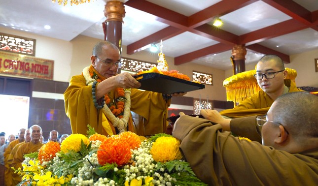 Cung thỉnh xá-lợi tọa vị tại chánh điện