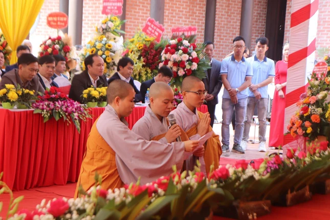 Sư cô Thích nữ Chơn Khai, tân trụ trì chùa Côn Sơn dâng lời phát nguyện