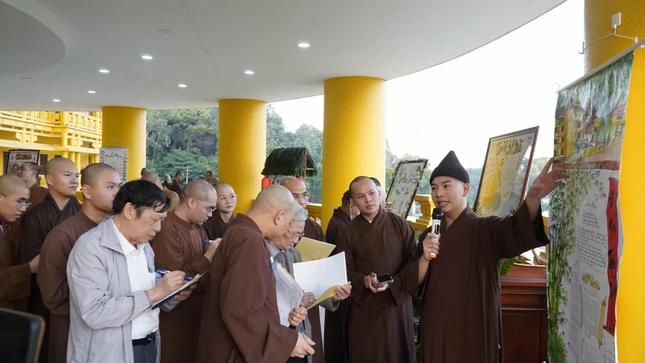 Tăng sinh thuyết trình về tờ báo tường của lớp