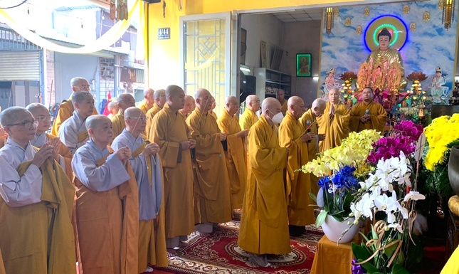 Chư tôn đức thắp hương tưởng niệm