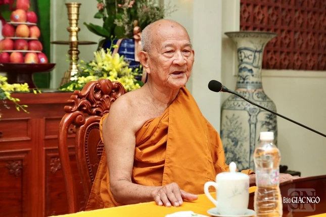 Trưởng lão Hòa thượng Giác Giới giáo giới toàn thể giới tử Tăng Ni thuộc hệ phái Khất sĩ tại giới trường tịnh xá Trung Tâm