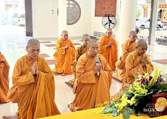 Ni sư Thích nữ Tuệ Liên tác bạch cầu thỉnh Đại Tăng trao truyền giáo pháp cho giới tử Ni