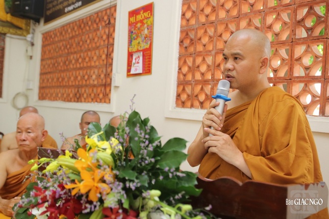 Thượng tọa Giác Hoàng báo cáo công tác tổ chức