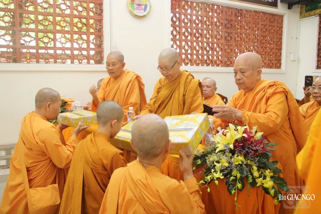 Những phần quà khích lệ tinh thần dành cho các giới tử Ni