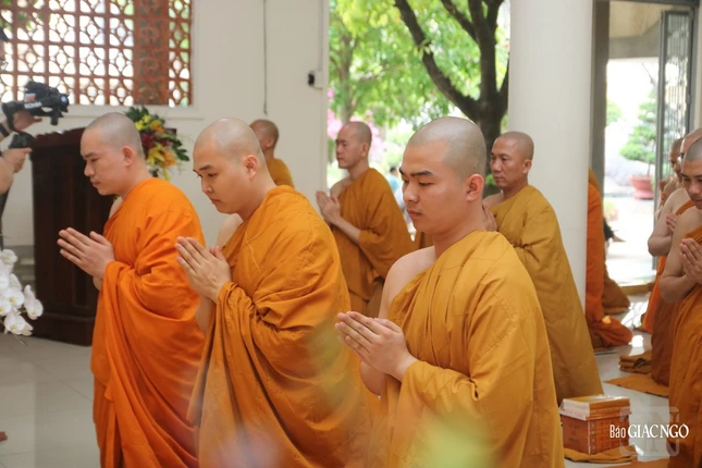 Thành kính lắng nghe lời đạo từ