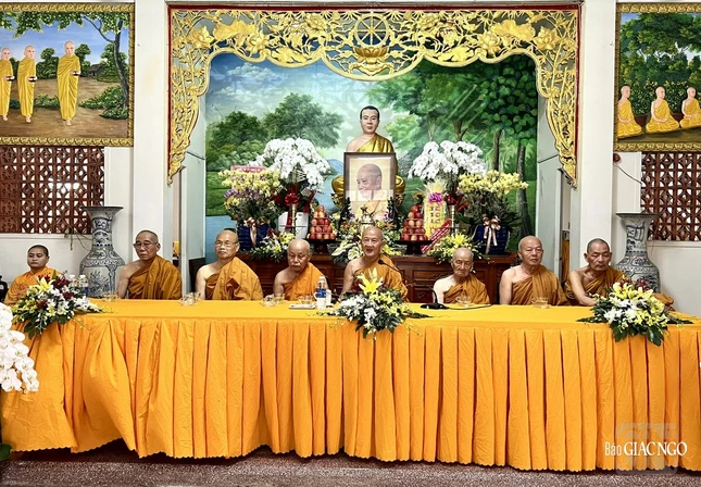 Hòa thượng Đường đầu trao truyền giới pháp đến giới tử Ni