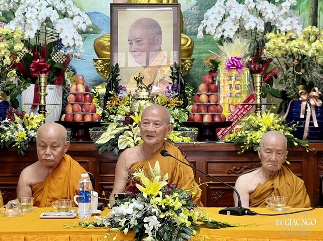 Trưởng lão Hòa thượng Giác Giới đương vi Hòa thượng Đường đầu xác vấn giới tử Ni về các già-nạn