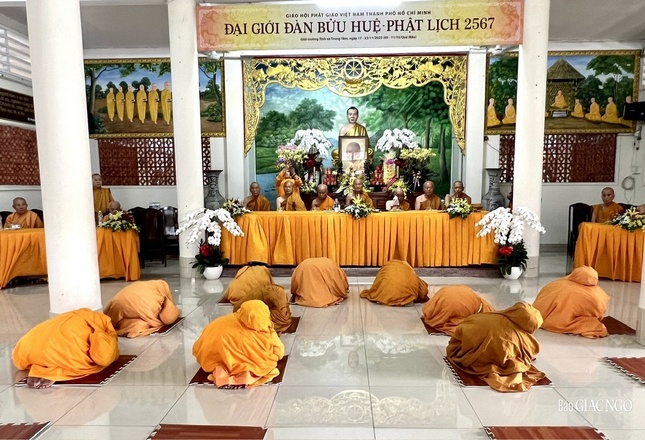 Giới tử Ni chí thành đảnh lễ thọ nhận giới pháp từ Đại Tăng