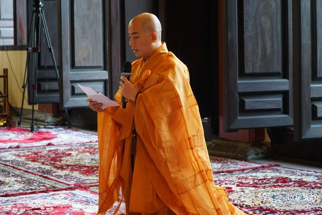 Thượng tọa Thích Minh Cần tác bạch cầu xin giới cho các giới tử