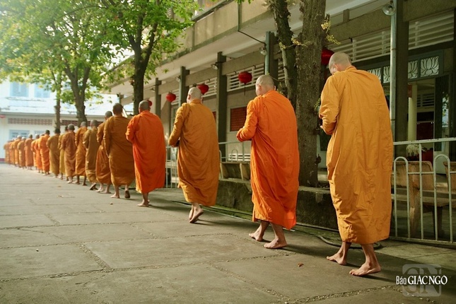 Chư Tăng Ni trì bình khất thực