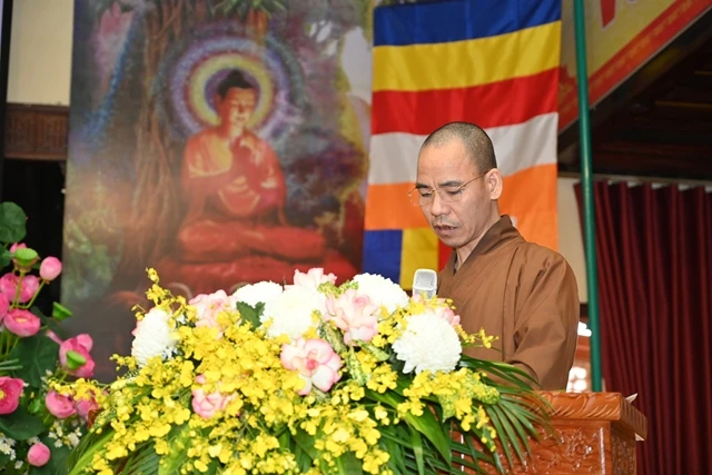 Đại đức Thích Đạo Tuyên, Chánh Văn phòng Ban Từ thiện xã hội T.Ư trình bày kế hoạch của Ban