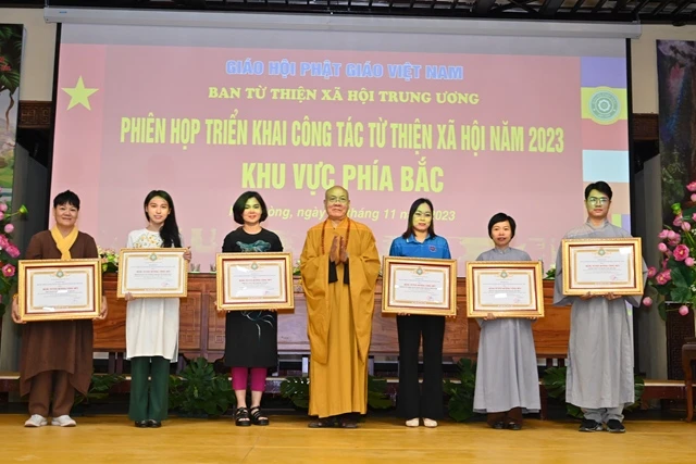 Trao Bằng tuyên dương công đức cho các Phật tử, các nhà hảo tâm