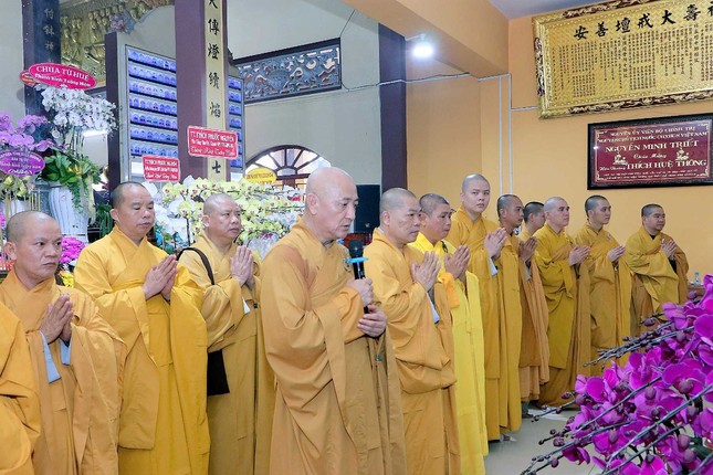 Hòa thượng Thích Huệ Thông phát biểu tri ân