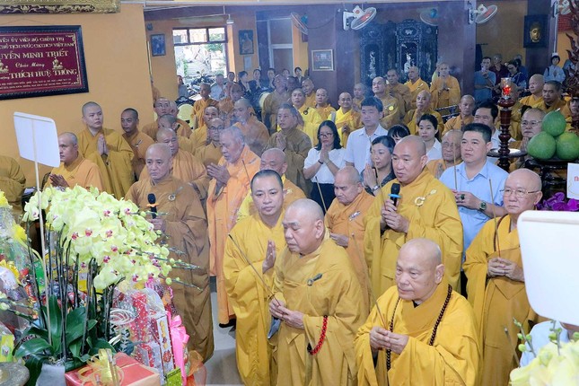 Hòa thượng Thích Thiện Nhơn cùng chư tôn giáo phẩm thắp hương tưởng niệm