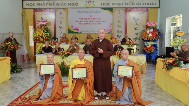 Trao phần thưởng đến Tăng, Ni sinh các khóa Trao phần thưởng đến Tăng, Ni sinh các khóa