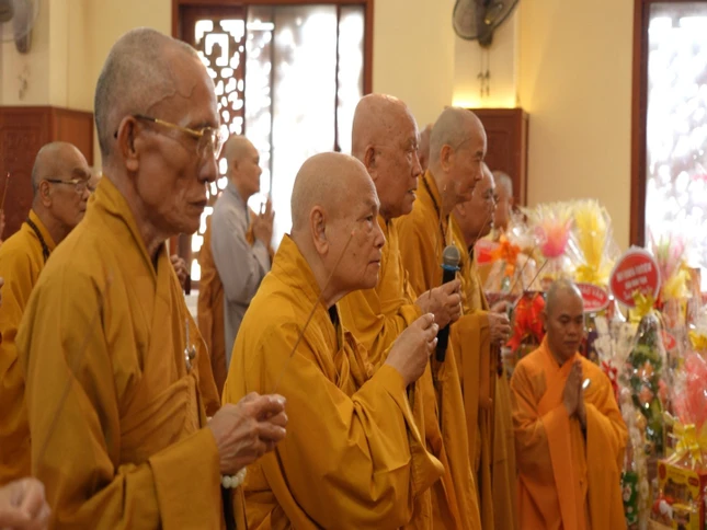 Chư tôn giáo phẩm thắp hương tưởng niệm Chư tôn giáo phẩm thắp hương tưởng niệm