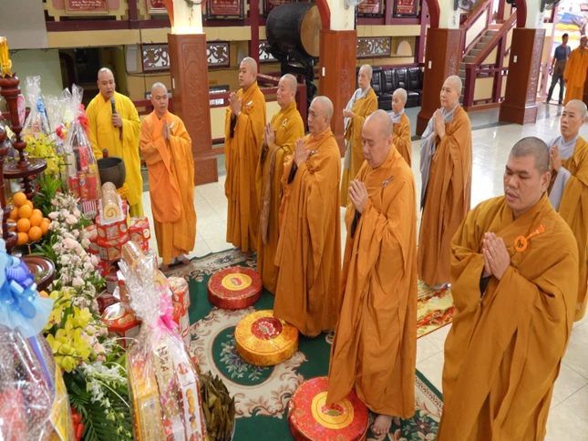 Chư tôn đức Thường trực Ban Trị sự GHPGVN Q.Bình Thạnh tưởng niệm cố Hòa thượng Thích Từ Hạnh Chư tôn đức Thường trực Ban Trị sự GHPGVN Q.Bình Thạnh tưởng niệm cố Hòa thượng Thích Từ Hạnh