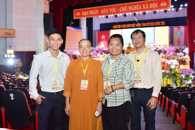 Ngô Xuân Trọng (trái) lưu niệm cùng ekip truyền thông trong sự kiện Đại giới đàn