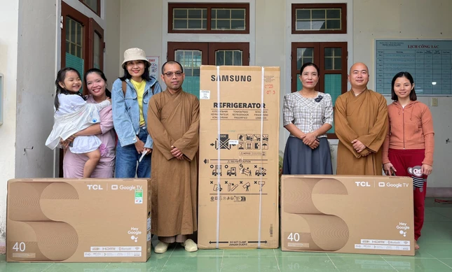 Tặng tủ lạnh, truyền hình tại điểm trường mẫu giáo ở thôn A Ngo