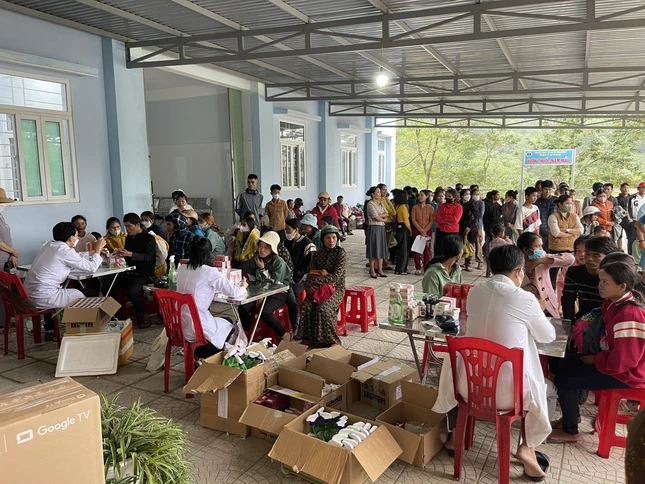 Khám bệnh, phát thuốc miễn phí cho bà con nghèo