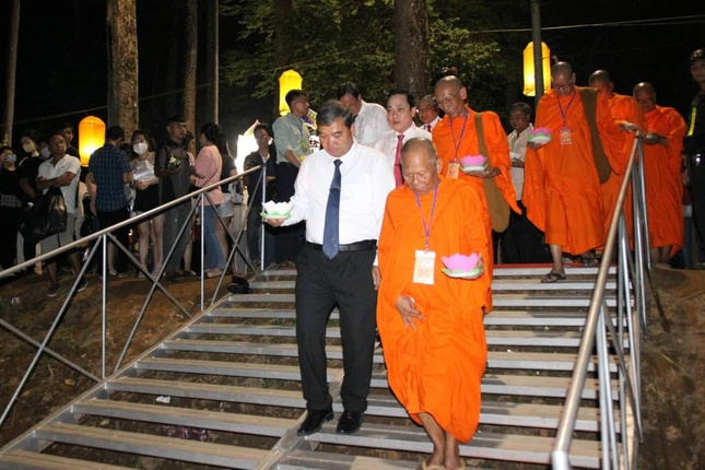 Thả hoa đăng cầu nguyện