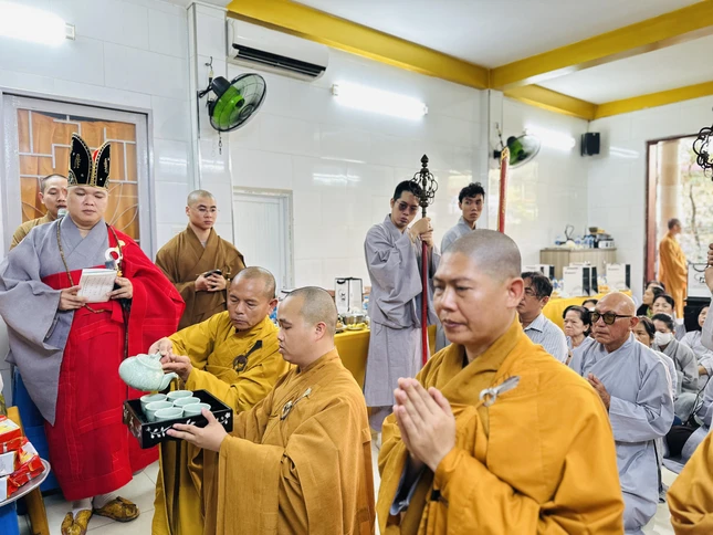 Môn đồ đệ tử dâng trà cúng dường Giác linh Hòa thượng