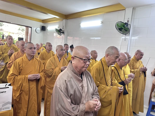 Chư tôn giáo phẩm thắp hương tưởng niệm