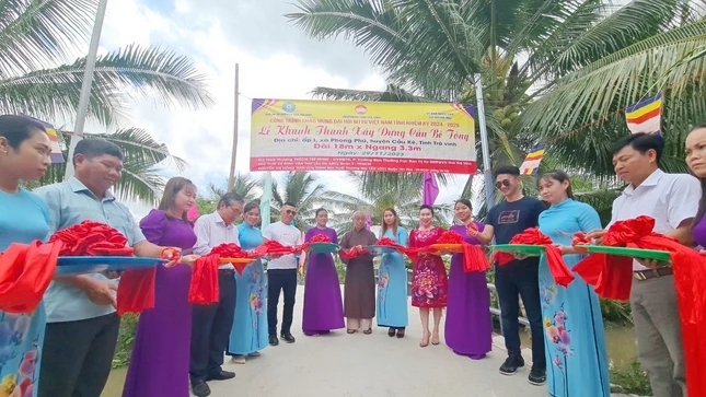 Cắt băng khánh thành cầu giao thông nông thôn tại ấp I, xã Phong Phú, H.Cầu Kè, tỉnh Trà Vinh