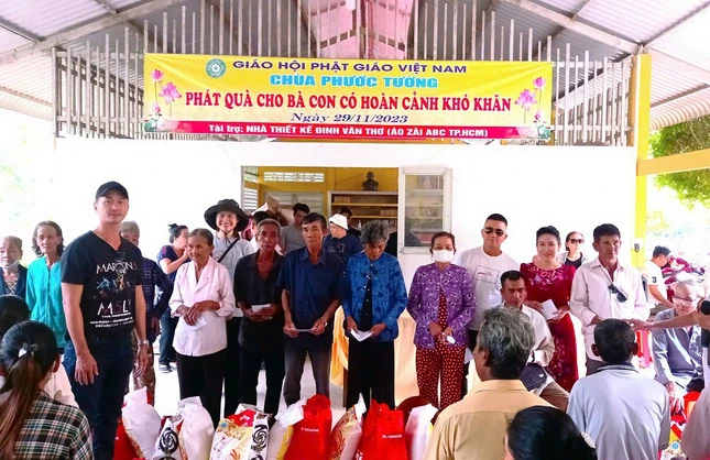 Tặng quà đến bà con có hoàn cảnh khó khăn trên địa bàn xã Phong Phú, H.Cầu Kè, tỉnh Trà Vinh