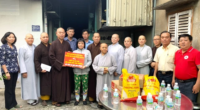 Đoàn hỗ trợ hơn 62 triệu đồng cho gia đình bị phóng hỏa tại P.15, Q.8, TP.HCM