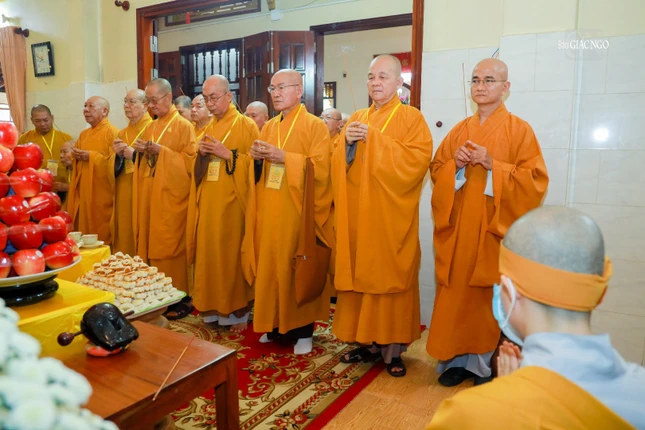 Chư tôn đức thắp hương cầu nguyện nhân tưởng niệm tuần thất thứ 5 cố Ni trưởng Thích nữ Như Diệu