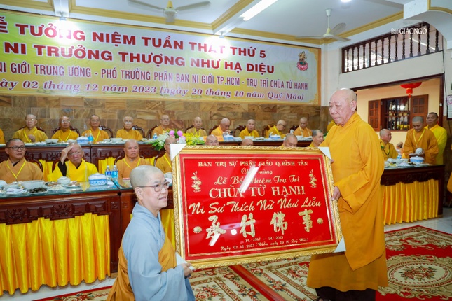 Đại diện Ban Trị sự GHPGVN Q.Bình Tân tặng khánh vàng chúc mừng Ni sư tân trụ trì chùa Từ Hạnh