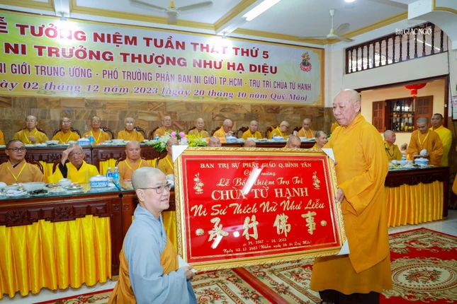 Đại diện Ban Trị sự GHPGVN Q.Bình Tân tặng khánh vàng chúc mừng Ni sư tân trụ trì chùa Từ Hạnh