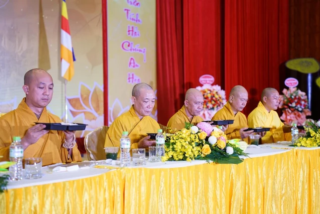 Chư tôn đức hướng dẫn đại chúng dùng cơm trong chánh niệm