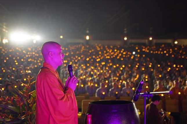 Thượng toạ Thích Minh Quang xướng lễ