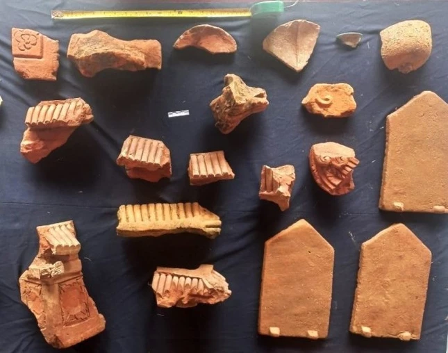 Các hiện vật mái ngói được phát hiện tại Hà Giang - Ảnh: Trình Năng Chung