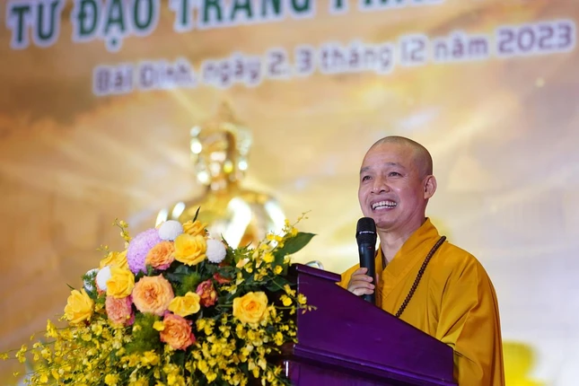 Thượng tọa Thích Minh Quang chia sẻ về ý nghĩa đêm hội hoa đăng