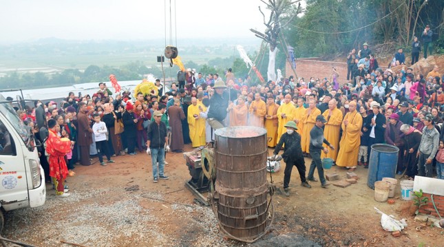 Chú nguyện rót đồng đúc đại hồng chung Chú nguyện rót đồng đúc đại hồng chung