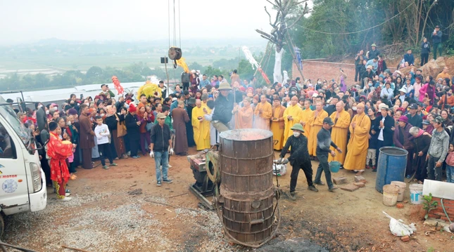 Chú nguyện rót đồng đúc đại hồng chung