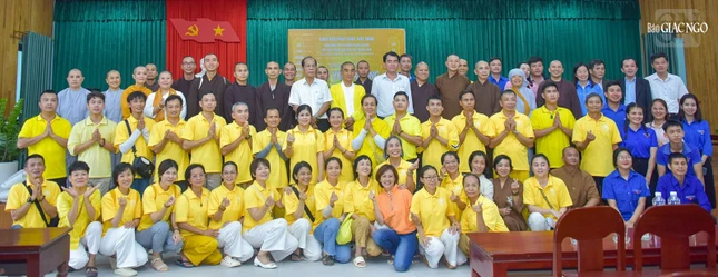 Đoàn chụp hình lưu niệm sau khi trao quà tại xã Phú Xuân