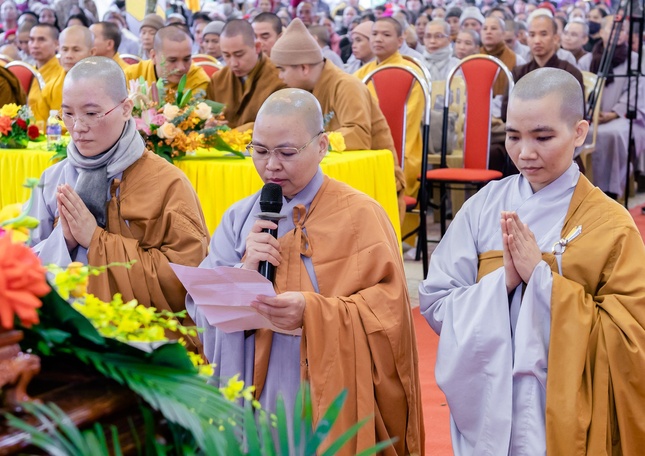 Sư cô Thích nữ Tuệ Khánh dâng lời phát nguyện