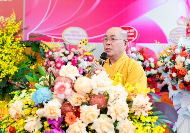 Thượng tọa Thích Đạt Đức ban huấn từ