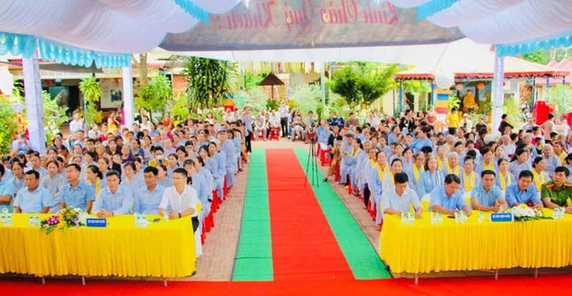 Đại biểu, Phật tử tham dự buổi lễ